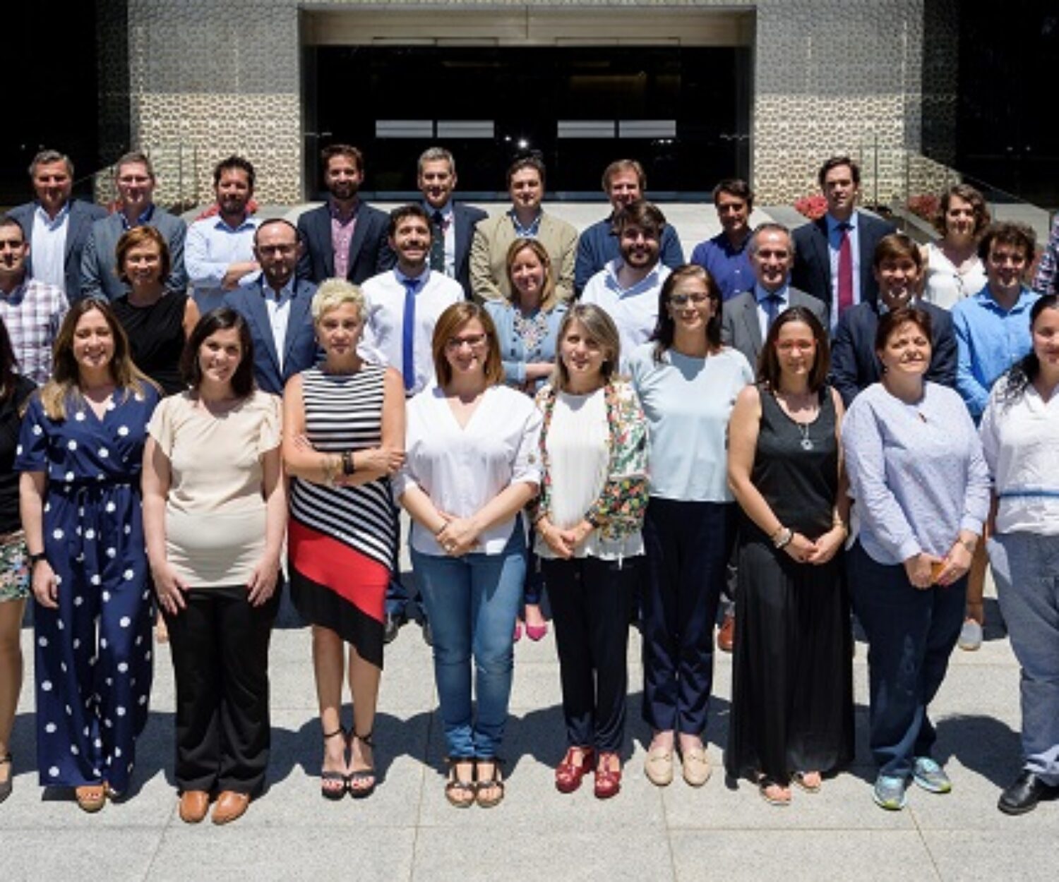 1ª Fila: Carmen Ruth González Diéguez, Silvia Cufí González, Patricia Fernández Saiz, Isabel Guerrero Molina, Almudena Pradera Muñoz, Nuria E. Campillo Martín, María López Berlanga , Estrella Núñez Delicado, Ana Fortuño Gil, Ana Belén Pedrero Raposo, Pilar Guallar Castillon, Shira Knafo Farhi, Laura Arenas Moreno, María Teresa Martínez Martínez 2ª Fila: Jordi Roca Solanelles, Rafael Gago Otero, María José Lasarte Fernández (IESE), Juan José Montoya Miñano, Daniel Martín Martínez, María Mora Catalá, Fernando Josa Prado, Fernando Díez Ruiz, Guillermo de Arcas Castro, Pablo Menéndez Buján, Alba de Martino Rodríguez, Jaume Ribera (IESE) 3ª Fila: Enrique Redondo González, Luis Quintanilla (IESE), Ismael Buño Borde, Guillermo de la Cueva Méndez, Xavier Tapias Mateu, Eduardo Gómez-Utrero Fuentes, José María Aguirre Urcelay, Fernando Martín Sánchez, Francisco Javier Blesa de los Mozos, Pablo García Pavía, Margarita Vila Pena, Antonio Lorente Bonde-Larsen